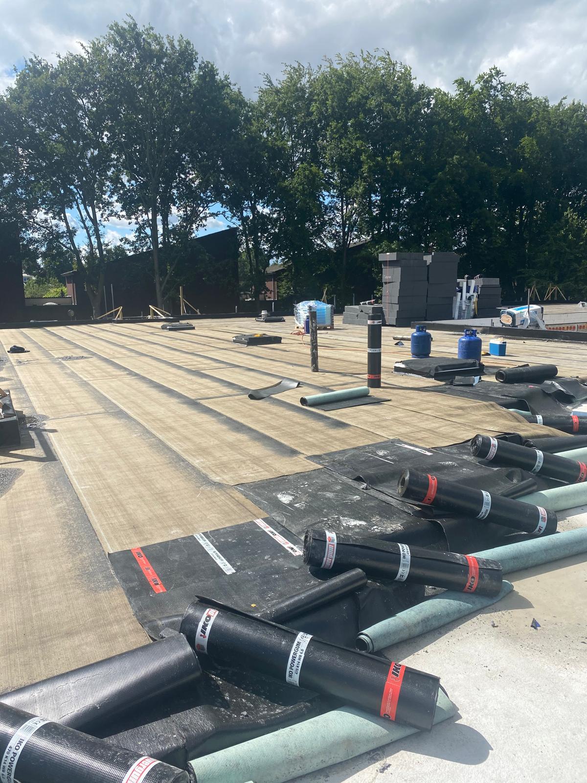 IKO Powergum bitumen rollen op nieuwbouw