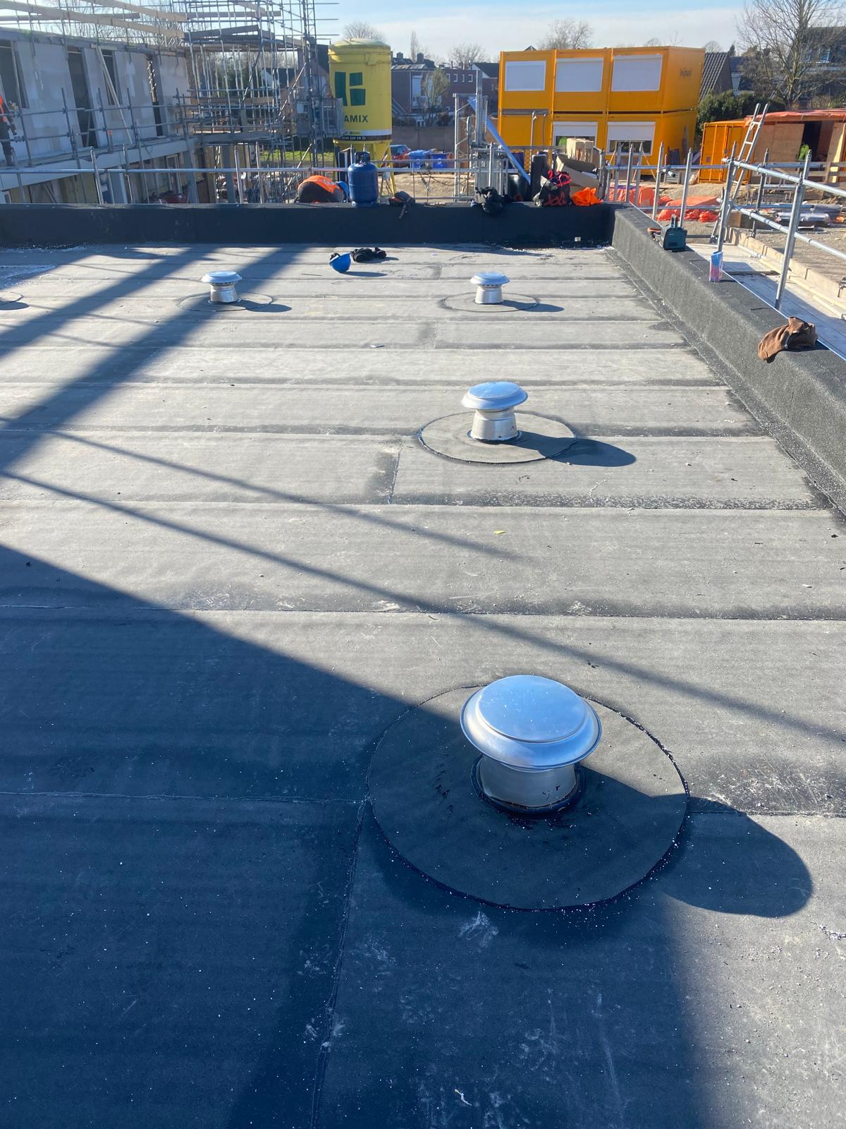 Nieuwbouw plat dak met bitumen dakbedekking in Eindhoven