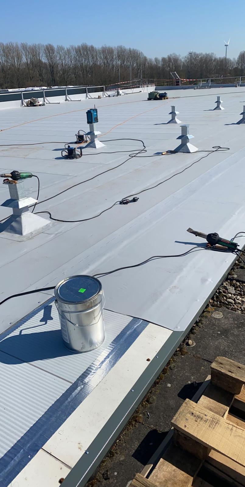 Wit PVC dak op industriegebouw