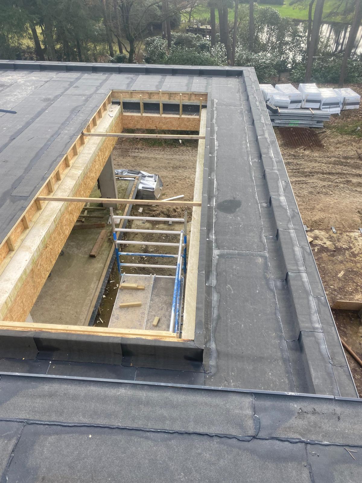 EPDM dakbedekking rondom daklichten op villa nieuwbouw in Zuidoost-Brabant