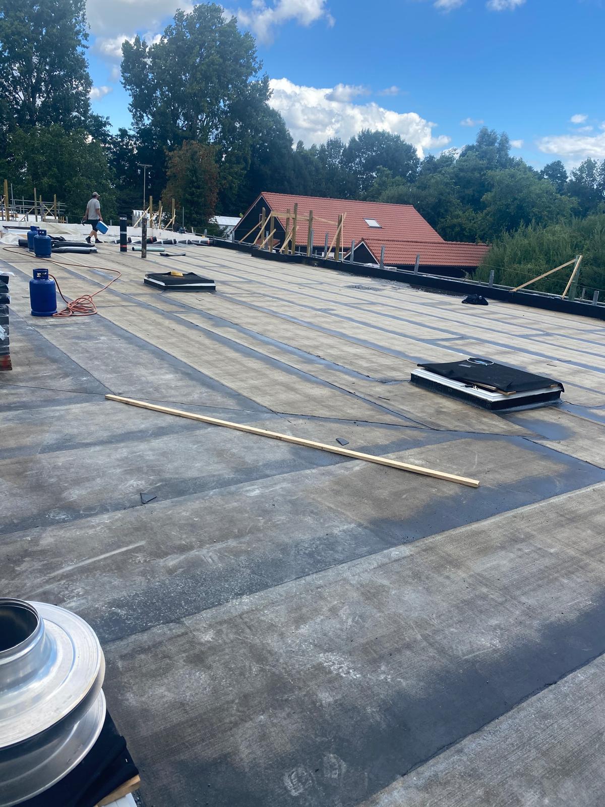 Bitumen dakbedekking op nieuwbouw